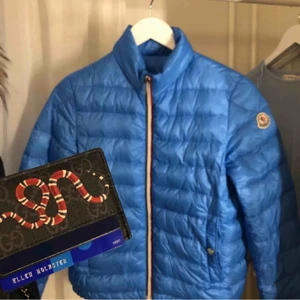 Moncler size 152 M - Köpt i Dubai för 4800kr. I barnstorlek / killar 152 (passar en Xs och S tjej också). Den är använd typ 2 gånger så är i toppskick!!!