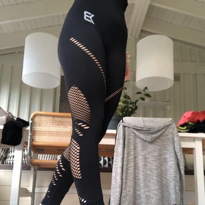 Träningstights från better bodies - Säljer nu dessa supersnygga träningstightsen från better bodies. De är aldrig använda då jag tyvärr råkat köpa fel storlek. Tightsen är i storlek XS!