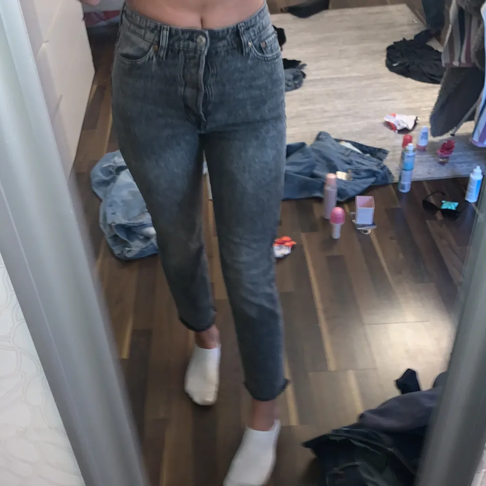 jeans från hm, alldeles för korta för mig som är 166 cm så använder aldrig. väldigt fin färg . Jeans & Byxor.