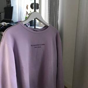 Jättefin ljus lila sweatshirt från chiquelle i storlek M!! Köpt för 400 kr men har inte använt den så mycket så därför säljer jag den. Bra skick (se bild 3) Kan skicka fler bilder privat om d behövs 💕
