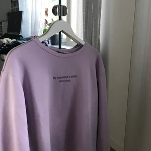 Chiquelle sweatshirt  - Jättefin ljus lila sweatshirt från chiquelle i storlek M!! Köpt för 400 kr men har inte använt den så mycket så därför säljer jag den. Bra skick (se bild 3) Kan skicka fler bilder privat om d behövs 💕