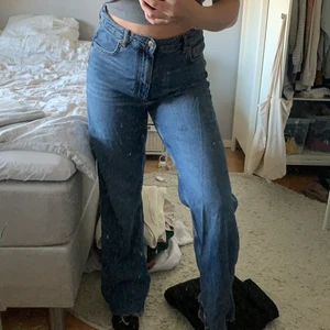 Jeans från Zara strl 36 - Ett par blåa, snygga jeans från Zara som tyvärrr lite för långa för mig som är 1,68. Dom är i strl 36 men skulle passa även 38. Köparen står för frakt  