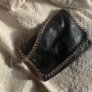 Stella McCartney liknande väska  - Stella McCartney liknande väska som är mycket sparsamt använd🥰 kan mötas i Stockholm annars tillkommer frakt