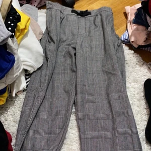 Kostymbyxor  - Säljer nu mina super snygga kostym byxor i storlek XS. Köptes för 350 och säljer för 150. (Ber om ursäkt för den stökiga bakgrunden) 