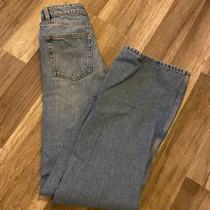 Jeans - Jeans från MONKI, super fina och sitter som en smäck😙. Köparen står för frakt🚚