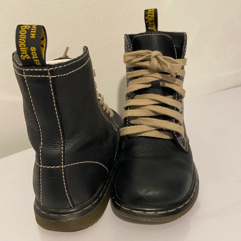 Nästan helt nya Dr.martens i nyskick! Storlek 37. •nypris 1200kr men säljer för 500kr• Hojta till om du är intresserad!⚡️. Skor.