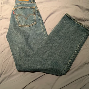 Jätte fina Levis jeans😍 - Jätte fina Levis jeans som jag säljer för att dem är för korta i benen. Är endast använda ett fåtal gånger. Köparen står för frakten! Hör gärna av er om ni har några frågor☺️