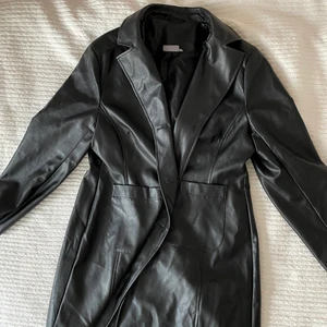 Skinn kappa  - Säljer min super fina skinn kappa, Knappt använd då dem är lite för stor för mig så hoppas den passar bättre på någon annan!🥰 Köpt på secondhand💛💛 Bud från 150