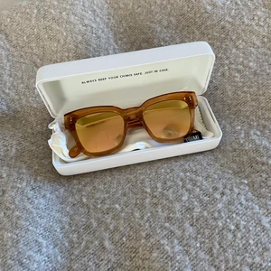 Chimi Solglasögon - Säljer mina chimi solglasögon i färgen Peach och modellen 005 som längre inte tillverkas. De är väldigt sparsamt använda och i väldigt gott skick. Fraktkostnad tillkommer om annat inte är överenskommet.