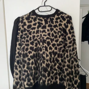 Stickad tröja - Sparsamt använd! 