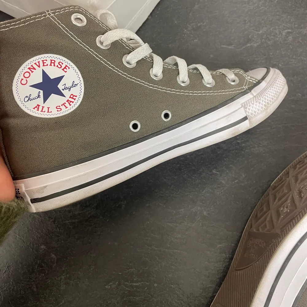 Säljer mina grå/bruna Chuck Taylor All star High converse. Beställde tyvärr fel storlek och endast använda 2 ggr. Skorna är i strl 38 - skriv privat för fler bilder. Köpta för 749kr - skriv erat bud, börjar på 400kr. Skor.