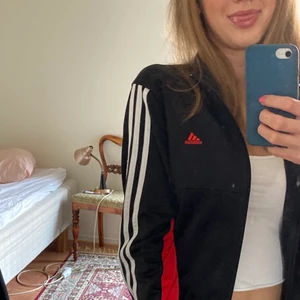 Adidas kofta - Supersnygg adidaskofta i storlek xs/s i färgerna svart, vit och röd. Skriv om ni är intresserade!