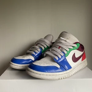 Jordans - Säljer nu mina jordans eftersom jag inte använder dom längre! Bra skick förutom lite slitningar, knappt creasade! De är storlek 37,5 så de passar 37 och 38 lika bra! Köpta för 1.100kr men eftersom användningen så 500kr💙💙 DE RENGRÖS INNAN DU FÅR DOM! KÖPAREN STÅR FÖR FRAKT!💙