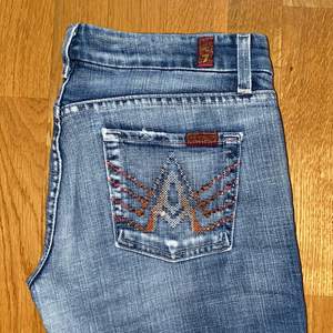 Säljer mina bootcut 7 for all mankind jeans som är lågmidjade med sjukt snygga bakfickor;). Köpta secondhand. 