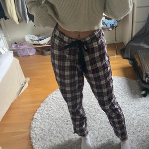 pyjamasbyxor - Röda pyjamasbyxor i storlek M💞