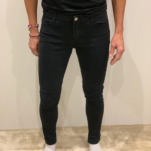 Svarta byxor från mango srl s/m - Super snygga och bekväma svarta jeans från mango
