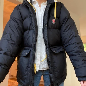 Fjällräven Jacka - INTRESSEKOLL på Superfin Fjällräven dunjacka i stl S!!❤️‍🔥säljes pga av att jag tröttnat lite och ska köpa en ny i vinter!! Möts helst upp eventuellt om du bor i sthlm