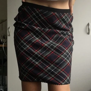 Rutig kjol från GUESS - Rutig mellanlång Guess kjol, slutar precis ovanför knäna på mig som e 1,74! Storlek M, är lite stor på mig så passar S/M. Skriv för fler bilder💋