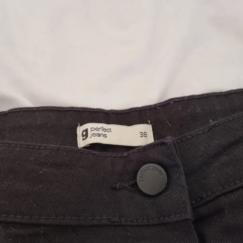 Helt enkelt en simpel svart jeans kjol från ginatricot. Fint skick och sparsamt använd. Tveka inte att komma privat för ytterligare frågor:). Kjolar.