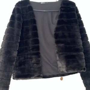 Gina Tricot Kappa. - Köpt från Gina Tricot för 499kr. Säljs för 300. Stor i storleken, står XS men är mer som S/M