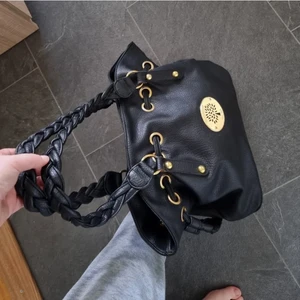 Mulberry väska  - Mulberry väska köpt här på Plick (350 kr). Inte min smak tyvärr. Bilderna lånade från förra säljaren. I väldigt fint skick och super snygg❤️ väldigt rymlig. Har en fläck i botten, syns på bild 3. 