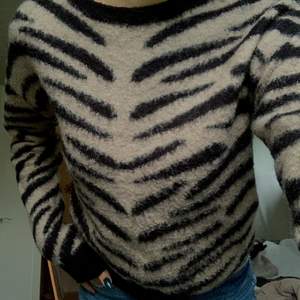 Säljer denna stickade tröjan i zebramönster från nakd! Den är i stl S och är i bra skick💗💗