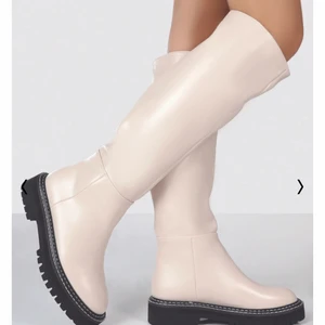 Trendiga knähöga stövlar  - Säljer mina skitsnygga knee boots från Public desire i storlek 39 (UK 7)  då de tyvärr var för små i storleken! Skriv vid önskan av fler bilder eller frågor.