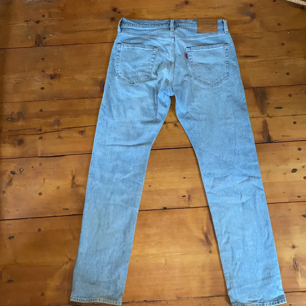 Jag säljer ett par Levis Jeans i storlek W33, L32 pågrund av att de bara ligger och har inte använts💕. Det är i nyskick och har används fåtal gånger❤️.  Midjemått är 82 cm och innerbenslängd är 75 cm.. Jeans & Byxor.