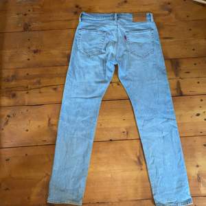 Jag säljer ett par Levis Jeans i storlek W33, L32 pågrund av att de bara ligger och har inte använts💕. Det är i nyskick och har används fåtal gånger❤️.  Midjemått är 82 cm och innerbenslängd är 75 cm.