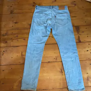 Jag säljer ett par Levis Jeans i storlek W33, L32 pågrund av att de bara ligger och har inte använts💕. Det är i nyskick och har används fåtal gånger❤️.  Midjemått är 82 cm och innerbenslängd är 75 cm.
