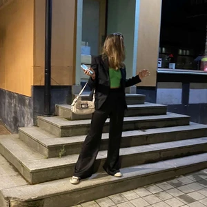 Svart kavaj - Säljer denna svarta kavajen.  Storlek S och sitter väldigt bra inte för tajt passform. Skriv privat för fler bilder. Jag är 170 och den är bra i längden för mig både på armarna och kroppen.💚💚