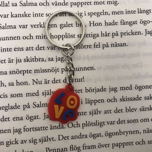 Nyckelring  - En fin nyckelring i motivet en *bubbla * ed ordet love på ❤️