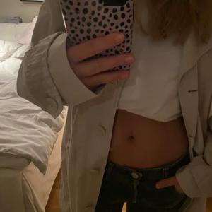 Trench coat  - Säljer denna trenchcoat från espirit, aldrig använd, topp skick. Fin till hösten/våren. Pris kan diskuteras.