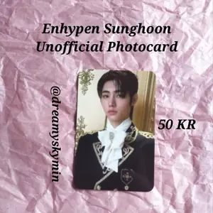 Unofficial Photocard på Sunghoon från Enhypen. Gratis frakt och freebies ingår i köpet. Kostar bara 50 KR. Kontakta mig om du är sugen på att köpa.