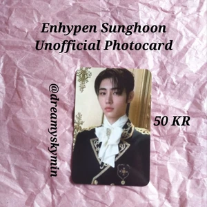 Enhypen Sunghoon Unofficial Photocards - Unofficial Photocard på Sunghoon från Enhypen. Gratis frakt och freebies ingår i köpet. Kostar bara 50 KR. Kontakta mig om du är sugen på att köpa.