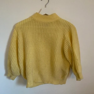 Stickad tröja - Stickad tröja från nakd. Extremt fin och skicka privat för bild på. Bekväm och sticks inte. Jättefin nu till hösten