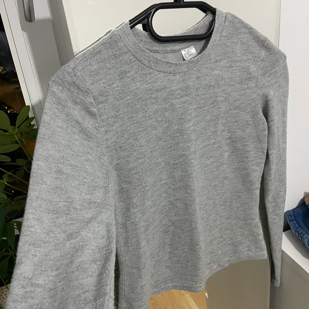 Säljer en grå långaärmad tröja från hm. Jätte skönt material som passar perfekt till det kalla. Köpte för 99kr men säljer för 39kr⚡️ •oanvänd•. Tröjor & Koftor.