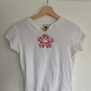 En så gullig t-shirt med en blomma som tryck.🌹FRI FRAKT.🌹