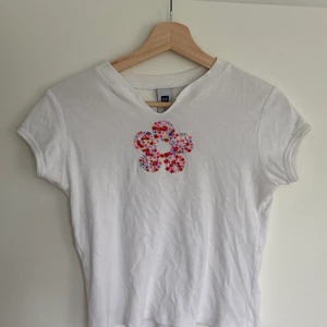 GAP tröja - En så gullig t-shirt med en blomma som tryck.🌹FRI FRAKT.🌹