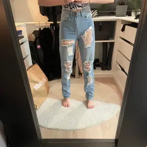 Säljer mina raka jeans med hål från Prettylittlething. De är storlek 6 vilket motsvarar storlek 34. 