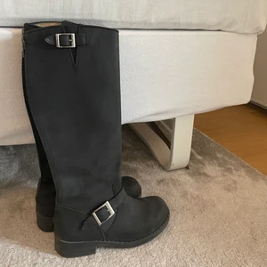 Svarta boots från Johnny Bulls - Svarta stövlar från Johhny Bulls i fint skick!🥰 Köptes för 2100kr. Skriv för fler bilder!