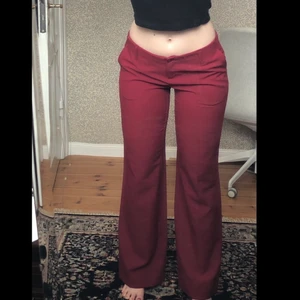 Röda supersnygga lågmidjade röda byxor! - Röda lågmidjade kostymbyxor som verkligen är superfina! Har den perfekta midjehöjden och har vida långa ben! 😍Köpta på humana second hand men har inga tydliga slitningar. 