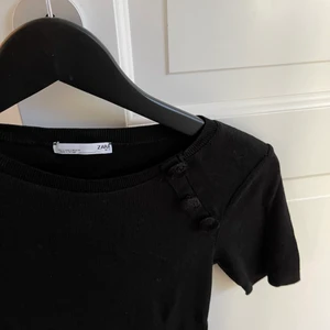 T shirt från zara  - Svart t shirt från zara med 3 knappar på sidan 