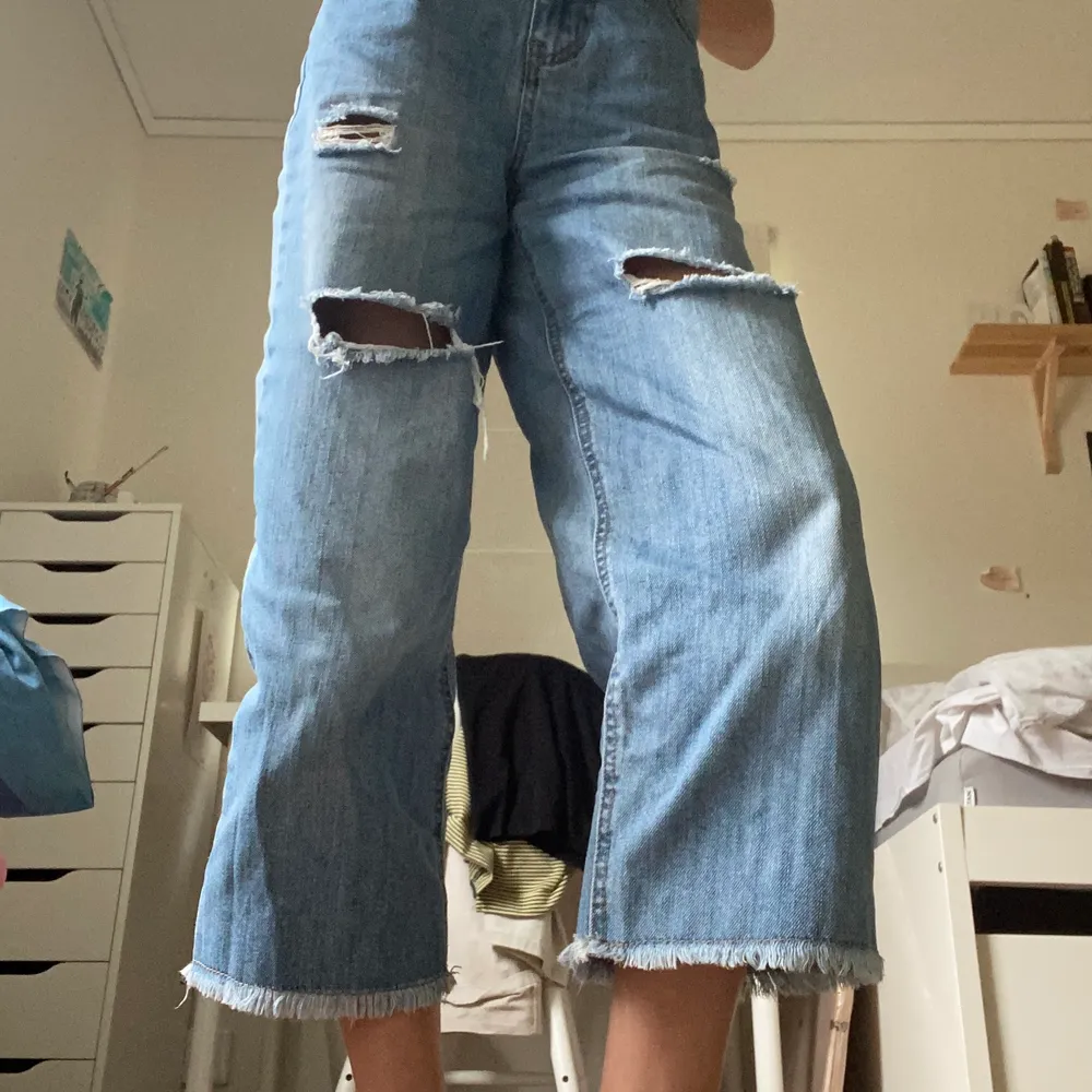 Jätte snygga raka jeans från ett dansk märke som heter zinko har inte andvänt  de jätte mycket och  har växt ifrån de (jag har på mig de på bilden) De är storlek 152 och jag är 1,50 cm lång 💖🤍😀 går att justera i midjan!⭐️🌸. Jeans & Byxor.