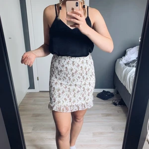 Blommig kjol - Blommig kjol i stretchigt material, aldrig använd, strl S/M. 