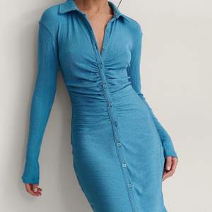 Slutsåld blå glittrig klänning från Nakd 💙 den e lite nopprig, skicka privat för fler bilder