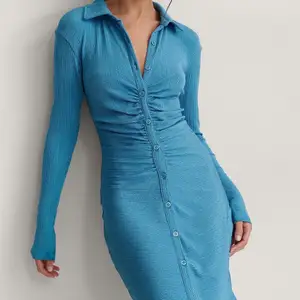 Slutsåld blå glittrig klänning från Nakd 💙 den e lite nopprig, skicka privat för fler bilder