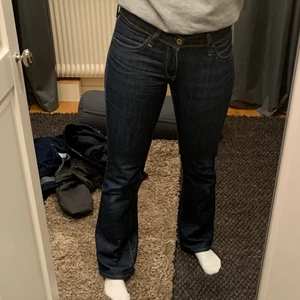 lågmidjade Levi’s jeans - oldschool levi’s jeans som är lågmidjade med fint broderi på fickorna. utvidgade längs benen och är lite för tajta för mig runt låren och midjan:/ 