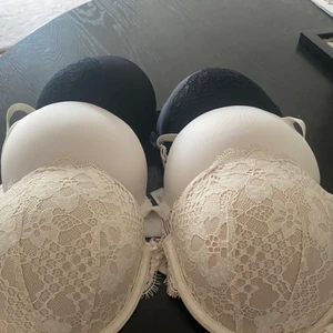 3 fina Bhar - Säljer dessa 3 fina bhar, dom 2 bakre är mer push än den främmersta i vit beige spets! Den hel vita & svarta är strl 80C, och den vitbeiga är 34D (vs bh) motsvarar 75D svensk storlek! Säljer alla bhar för 100:-/st! Nypris är runt 700 & 450 per bh & dessa är endast använda vid enstakt tillfälle, alltså som nya! 1 för 100 eller alla för 250