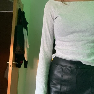 Ljus grå långärmad tröja - Ljusgrå fin långärmad tröja,långa ärmar.Få gånger använd ❤️